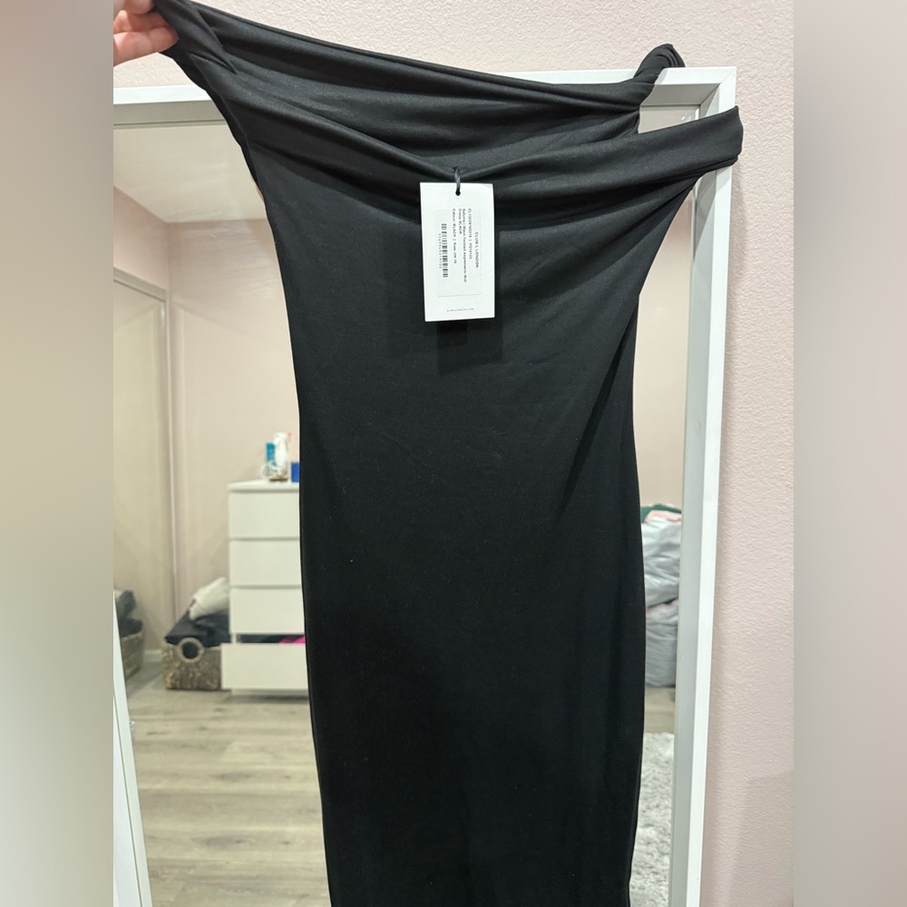 Elegant Black One-Shoulder Dress - Picture 3 of 4